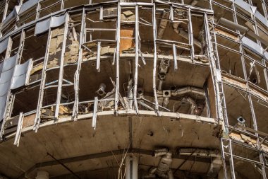 Kharkiv, Ukrayna, 9 Haziran 2025 Rus balistik füze saldırısı sonucu hasar gören bir bina. Siviller Ukrayna ile savaşın başlıca kurbanları ve Harkiv kentinde bomba tehditleri devam ediyor..
