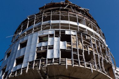 Kharkiv, Ukrayna, 9 Haziran 2025 Rus balistik füze saldırısı sonucu hasar gören bir bina. Siviller Ukrayna ile savaşın başlıca kurbanları ve Harkiv kentinde bomba tehditleri devam ediyor..