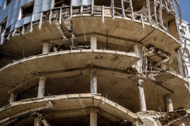 Kharkiv, Ukrayna, 9 Haziran 2025 Rus balistik füze saldırısı sonucu hasar gören bir bina. Siviller Ukrayna ile savaşın başlıca kurbanları ve Harkiv kentinde bomba tehditleri devam ediyor..