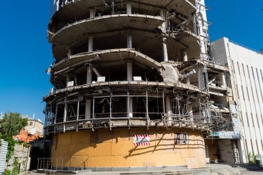 Kharkiv, Ukrayna, 9 Haziran 2025 Rus balistik füze saldırısı sonucu hasar gören bir bina. Siviller Ukrayna ile savaşın başlıca kurbanları ve Harkiv kentinde bomba tehditleri devam ediyor..