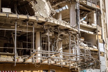 Kharkiv, Ukrayna, 9 Haziran 2025 Rus balistik füze saldırısı sonucu hasar gören bir bina. Siviller Ukrayna ile savaşın başlıca kurbanları ve Harkiv kentinde bomba tehditleri devam ediyor..