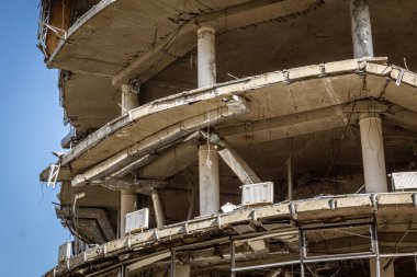 Kharkiv, Ukrayna, 9 Haziran 2025 Rus balistik füze saldırısı sonucu hasar gören bir bina. Siviller Ukrayna ile savaşın başlıca kurbanları ve Harkiv kentinde bomba tehditleri devam ediyor..