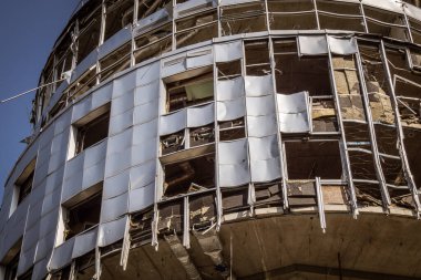 Kharkiv, Ukrayna, 9 Haziran 2025 Rus balistik füze saldırısı sonucu hasar gören bir bina. Siviller Ukrayna ile savaşın başlıca kurbanları ve Harkiv kentinde bomba tehditleri devam ediyor..