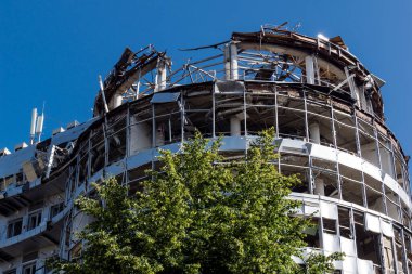 Kharkiv, Ukrayna, 9 Haziran 2025 Rus balistik füze saldırısı sonucu hasar gören bir bina. Siviller Ukrayna ile savaşın başlıca kurbanları ve Harkiv kentinde bomba tehditleri devam ediyor..