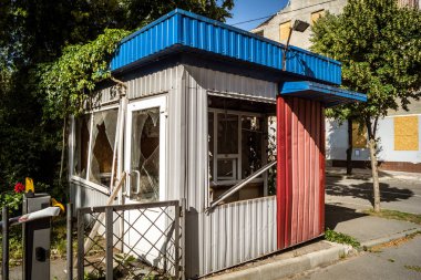 Kharkiv, Ukrayna, 9 Haziran 2025 Rus balistik füze saldırısı sonucu hasar gören bir bina. Siviller Ukrayna ile savaşın başlıca kurbanları ve Harkiv kentinde bomba tehditleri devam ediyor..