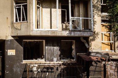 Kharkiv, Ukrayna, 9 Haziran 2025 Rus balistik füze saldırısı sonucu hasar gören bir bina. Siviller Ukrayna ile savaşın başlıca kurbanları ve Harkiv kentinde bomba tehditleri devam ediyor..