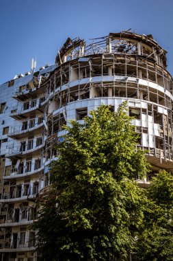 Kharkiv, Ukrayna, 9 Haziran 2025 Rus balistik füze saldırısı sonucu hasar gören bir bina. Siviller Ukrayna ile savaşın başlıca kurbanları ve Harkiv kentinde bomba tehditleri devam ediyor..