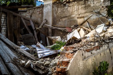 Kharkiv, Ukrayna, 9 Haziran 2025 Rus balistik füze saldırısı sonucu hasar gören bir bina. Siviller Ukrayna ile savaşın başlıca kurbanları ve Harkiv kentinde bomba tehditleri devam ediyor..