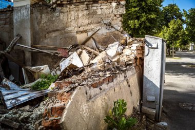 Kharkiv, Ukrayna, 9 Haziran 2025 Rus balistik füze saldırısı sonucu hasar gören bir bina. Siviller Ukrayna ile savaşın başlıca kurbanları ve Harkiv kentinde bomba tehditleri devam ediyor..