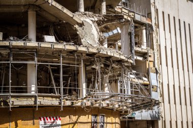 Kharkiv, Ukrayna, 9 Haziran 2025 Rus balistik füze saldırısı sonucu hasar gören bir bina. Siviller Ukrayna ile savaşın başlıca kurbanları ve Harkiv kentinde bomba tehditleri devam ediyor..