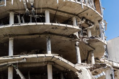 Kharkiv, Ukrayna, 9 Haziran 2025 Rus balistik füze saldırısı sonucu hasar gören bir bina. Siviller Ukrayna ile savaşın başlıca kurbanları ve Harkiv kentinde bomba tehditleri devam ediyor..