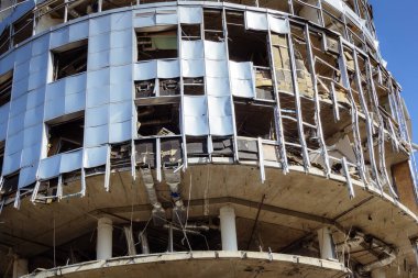 Kharkiv, Ukrayna, 9 Haziran 2025 Rus balistik füze saldırısı sonucu hasar gören bir bina. Siviller Ukrayna ile savaşın başlıca kurbanları ve Harkiv kentinde bomba tehditleri devam ediyor..