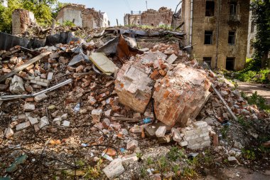 Kharkiv, Ukrayna, 9 Haziran 2025 Rus balistik füze saldırısı sonucu hasar gören bir bina. Siviller Ukrayna ile savaşın başlıca kurbanları ve Harkiv kentinde bomba tehditleri devam ediyor..