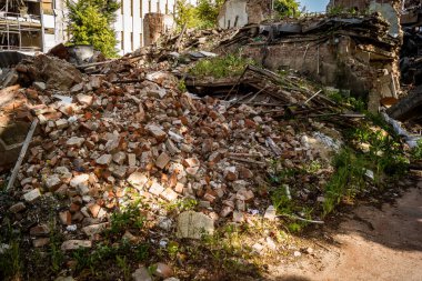 Kharkiv, Ukrayna, 9 Haziran 2025 Rus balistik füze saldırısı sonucu hasar gören bir bina. Siviller Ukrayna ile savaşın başlıca kurbanları ve Harkiv kentinde bomba tehditleri devam ediyor..