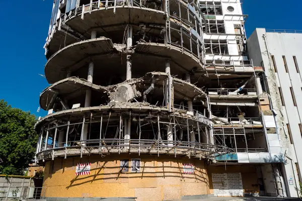 Kharkiv, Ukrayna, 9 Haziran 2025 Rus balistik füze saldırısı sonucu hasar gören bir bina. Siviller Ukrayna ile savaşın başlıca kurbanları ve Harkiv kentinde bomba tehditleri devam ediyor..