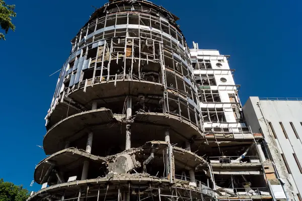 Kharkiv, Ukrayna, 9 Haziran 2025 Rus balistik füze saldırısı sonucu hasar gören bir bina. Siviller Ukrayna ile savaşın başlıca kurbanları ve Harkiv kentinde bomba tehditleri devam ediyor..