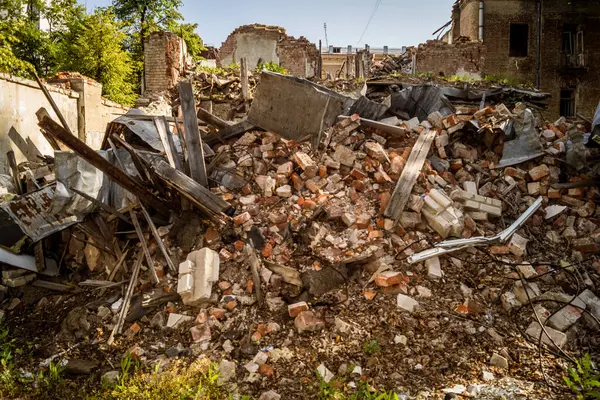 Kharkiv, Ukrayna, 9 Haziran 2025 Rus balistik füze saldırısı sonucu hasar gören bir bina. Siviller Ukrayna ile savaşın başlıca kurbanları ve Harkiv kentinde bomba tehditleri devam ediyor..