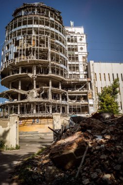 Kharkiv, Ukrayna, 9 Haziran 2025 Rus balistik füze saldırısı sonucu hasar gören bir bina. Siviller Ukrayna ile savaşın başlıca kurbanları ve Harkiv kentinde bomba tehditleri devam ediyor..