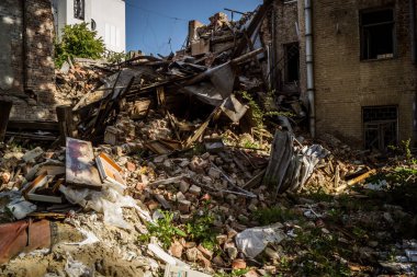 Kharkiv, Ukrayna, 9 Haziran 2025 Rus balistik füze saldırısı sonucu hasar gören bir bina. Siviller Ukrayna ile savaşın başlıca kurbanları ve Harkiv kentinde bomba tehditleri devam ediyor..