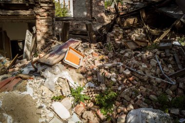 Kharkiv, Ukrayna, 9 Haziran 2025 Rus balistik füze saldırısı sonucu hasar gören bir bina. Siviller Ukrayna ile savaşın başlıca kurbanları ve Harkiv kentinde bomba tehditleri devam ediyor..