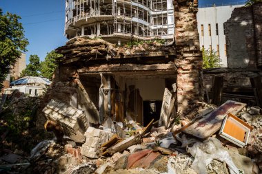 Kharkiv, Ukrayna, 9 Haziran 2025 Rus balistik füze saldırısı sonucu hasar gören bir bina. Siviller Ukrayna ile savaşın başlıca kurbanları ve Harkiv kentinde bomba tehditleri devam ediyor..