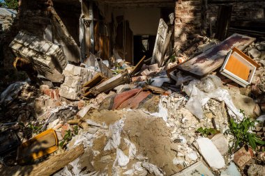 Kharkiv, Ukrayna, 9 Haziran 2025 Rus balistik füze saldırısı sonucu hasar gören bir bina. Siviller Ukrayna ile savaşın başlıca kurbanları ve Harkiv kentinde bomba tehditleri devam ediyor..