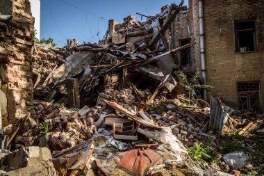 Kharkiv, Ukrayna, 9 Haziran 2025 Rus balistik füze saldırısı sonucu hasar gören bir bina. Siviller Ukrayna ile savaşın başlıca kurbanları ve Harkiv kentinde bomba tehditleri devam ediyor..