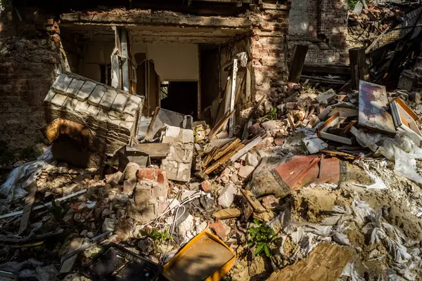 Kharkiv, Ukrayna, 9 Haziran 2025 Rus balistik füze saldırısı sonucu hasar gören bir bina. Siviller Ukrayna ile savaşın başlıca kurbanları ve Harkiv kentinde bomba tehditleri devam ediyor..