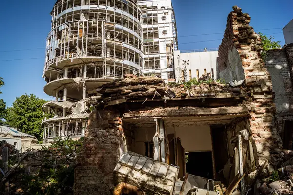 Kharkiv, Ukrayna, 9 Haziran 2025 Rus balistik füze saldırısı sonucu hasar gören bir bina. Siviller Ukrayna ile savaşın başlıca kurbanları ve Harkiv kentinde bomba tehditleri devam ediyor..