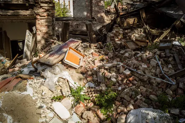 Kharkiv, Ukrayna, 9 Haziran 2025 Rus balistik füze saldırısı sonucu hasar gören bir bina. Siviller Ukrayna ile savaşın başlıca kurbanları ve Harkiv kentinde bomba tehditleri devam ediyor..