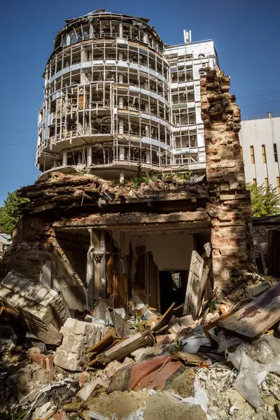 Kharkiv, Ukrayna, 9 Haziran 2025 Rus balistik füze saldırısı sonucu hasar gören bir bina. Siviller Ukrayna ile savaşın başlıca kurbanları ve Harkiv kentinde bomba tehditleri devam ediyor..