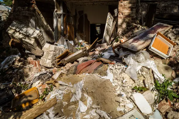 Kharkiv, Ukrayna, 9 Haziran 2025 Rus balistik füze saldırısı sonucu hasar gören bir bina. Siviller Ukrayna ile savaşın başlıca kurbanları ve Harkiv kentinde bomba tehditleri devam ediyor..