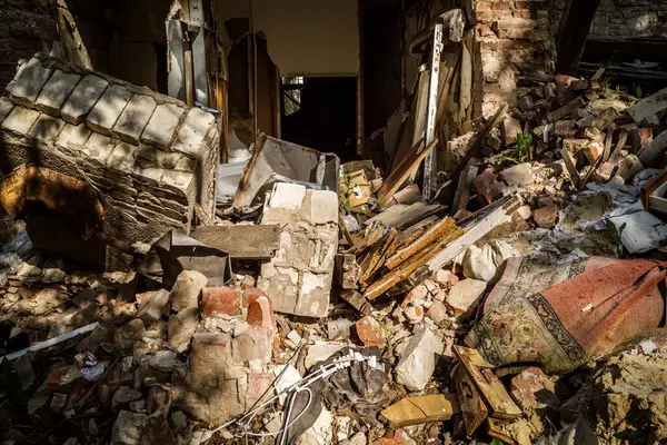 Kharkiv, Ukrayna, 9 Haziran 2025 Rus balistik füze saldırısı sonucu hasar gören bir bina. Siviller Ukrayna ile savaşın başlıca kurbanları ve Harkiv kentinde bomba tehditleri devam ediyor..