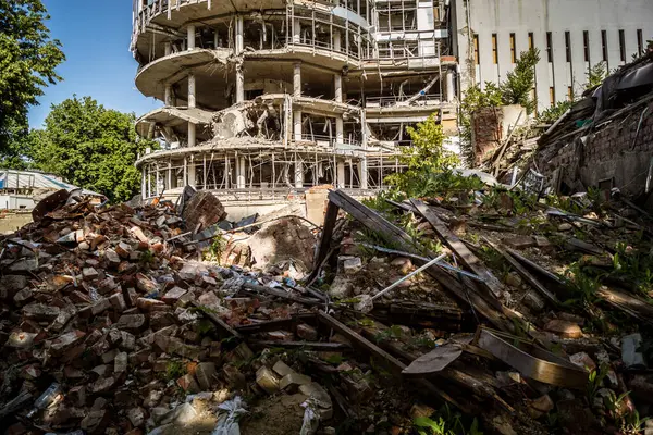 Kharkiv, Ukrayna, 9 Haziran 2025 Rus balistik füze saldırısı sonucu hasar gören bir bina. Siviller Ukrayna ile savaşın başlıca kurbanları ve Harkiv kentinde bomba tehditleri devam ediyor..