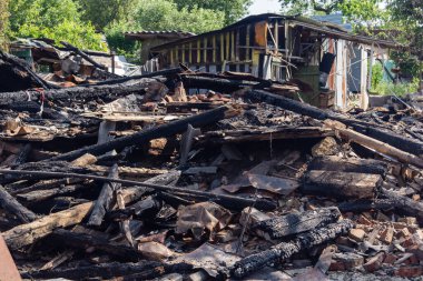 Kharkiv, Ukrayna, 11 Haziran 2025 Kharkiv 'de bir ev bir Rus İHA' sı tarafından vuruldu. Hasar büyüktü, birkaç oda yanmıştı ve birçok pencere yıkılmıştı..