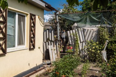 Kharkiv, Ukrayna, 11 Haziran 2025 Kharkiv 'de bir ev bir Rus İHA' sı tarafından vuruldu. Hasar büyüktü, birkaç oda yanmıştı ve birçok pencere yıkılmıştı..