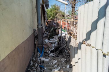 Kharkiv, Ukrayna, 11 Haziran 2025 Kharkiv 'de bir ev bir Rus İHA' sı tarafından vuruldu. Hasar büyüktü, birkaç oda yanmıştı ve birçok pencere yıkılmıştı..