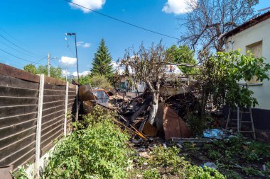 Kharkiv, Ukrayna, 11 Haziran 2025 Kharkiv 'de bir ev bir Rus İHA' sı tarafından vuruldu. Hasar büyüktü, birkaç oda yanmıştı ve birçok pencere yıkılmıştı..