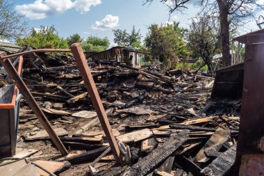 Kharkiv, Ukrayna, 11 Haziran 2025 Kharkiv 'de bir ev bir Rus İHA' sı tarafından vuruldu. Hasar büyüktü, birkaç oda yanmıştı ve birçok pencere yıkılmıştı..