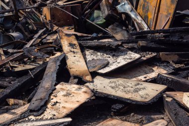 Kharkiv, Ukrayna, 11 Haziran 2025 Kharkiv 'de bir ev bir Rus İHA' sı tarafından vuruldu. Hasar büyüktü, birkaç oda yanmıştı ve birçok pencere yıkılmıştı..