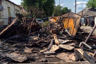 Kharkiv, Ukrayna, 11 Haziran 2025 Kharkiv 'de bir ev bir Rus İHA' sı tarafından vuruldu. Hasar büyüktü, birkaç oda yanmıştı ve birçok pencere yıkılmıştı..