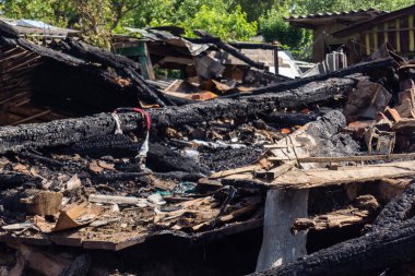 Kharkiv, Ukrayna, 11 Haziran 2025 Kharkiv 'de bir ev bir Rus İHA' sı tarafından vuruldu. Hasar büyüktü, birkaç oda yanmıştı ve birçok pencere yıkılmıştı..