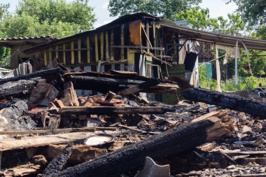 Kharkiv, Ukrayna, 11 Haziran 2025 Kharkiv 'de bir ev bir Rus İHA' sı tarafından vuruldu. Hasar büyüktü, birkaç oda yanmıştı ve birçok pencere yıkılmıştı..