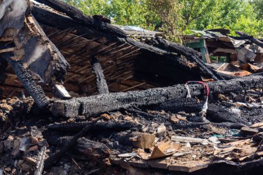 Kharkiv, Ukrayna, 11 Haziran 2025 Kharkiv 'de bir ev bir Rus İHA' sı tarafından vuruldu. Hasar büyüktü, birkaç oda yanmıştı ve birçok pencere yıkılmıştı..