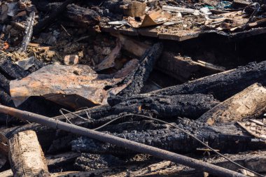 Kharkiv, Ukrayna, 11 Haziran 2025 Kharkiv 'de bir ev bir Rus İHA' sı tarafından vuruldu. Hasar büyüktü, birkaç oda yanmıştı ve birçok pencere yıkılmıştı..