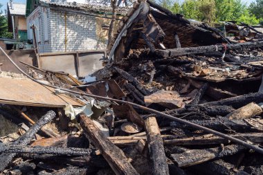 Kharkiv, Ukrayna, 11 Haziran 2025 Kharkiv 'de bir ev bir Rus İHA' sı tarafından vuruldu. Hasar büyüktü, birkaç oda yanmıştı ve birçok pencere yıkılmıştı..