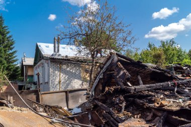 Kharkiv, Ukrayna, 11 Haziran 2025 Kharkiv 'de bir ev bir Rus İHA' sı tarafından vuruldu. Hasar büyüktü, birkaç oda yanmıştı ve birçok pencere yıkılmıştı..