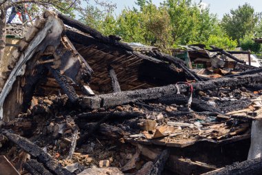 Kharkiv, Ukrayna, 11 Haziran 2025 Kharkiv 'de bir ev bir Rus İHA' sı tarafından vuruldu. Hasar büyüktü, birkaç oda yanmıştı ve birçok pencere yıkılmıştı..