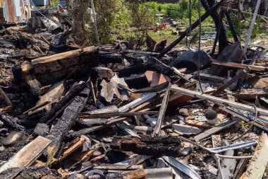 Kharkiv, Ukrayna, 11 Haziran 2025 Kharkiv 'de bir ev bir Rus İHA' sı tarafından vuruldu. Hasar büyüktü, birkaç oda yanmıştı ve birçok pencere yıkılmıştı..