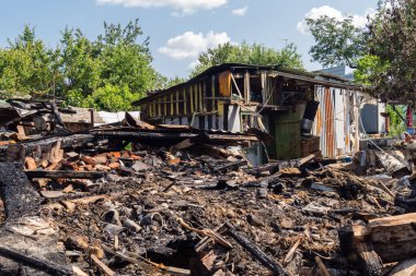 Kharkiv, Ukrayna, 11 Haziran 2025 Kharkiv 'de bir ev bir Rus İHA' sı tarafından vuruldu. Hasar büyüktü, birkaç oda yanmıştı ve birçok pencere yıkılmıştı..